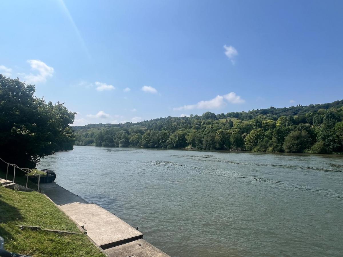 Charmant Chalet En Bord De Seine Saint-Pierre-du-Vauvray Екстериор снимка